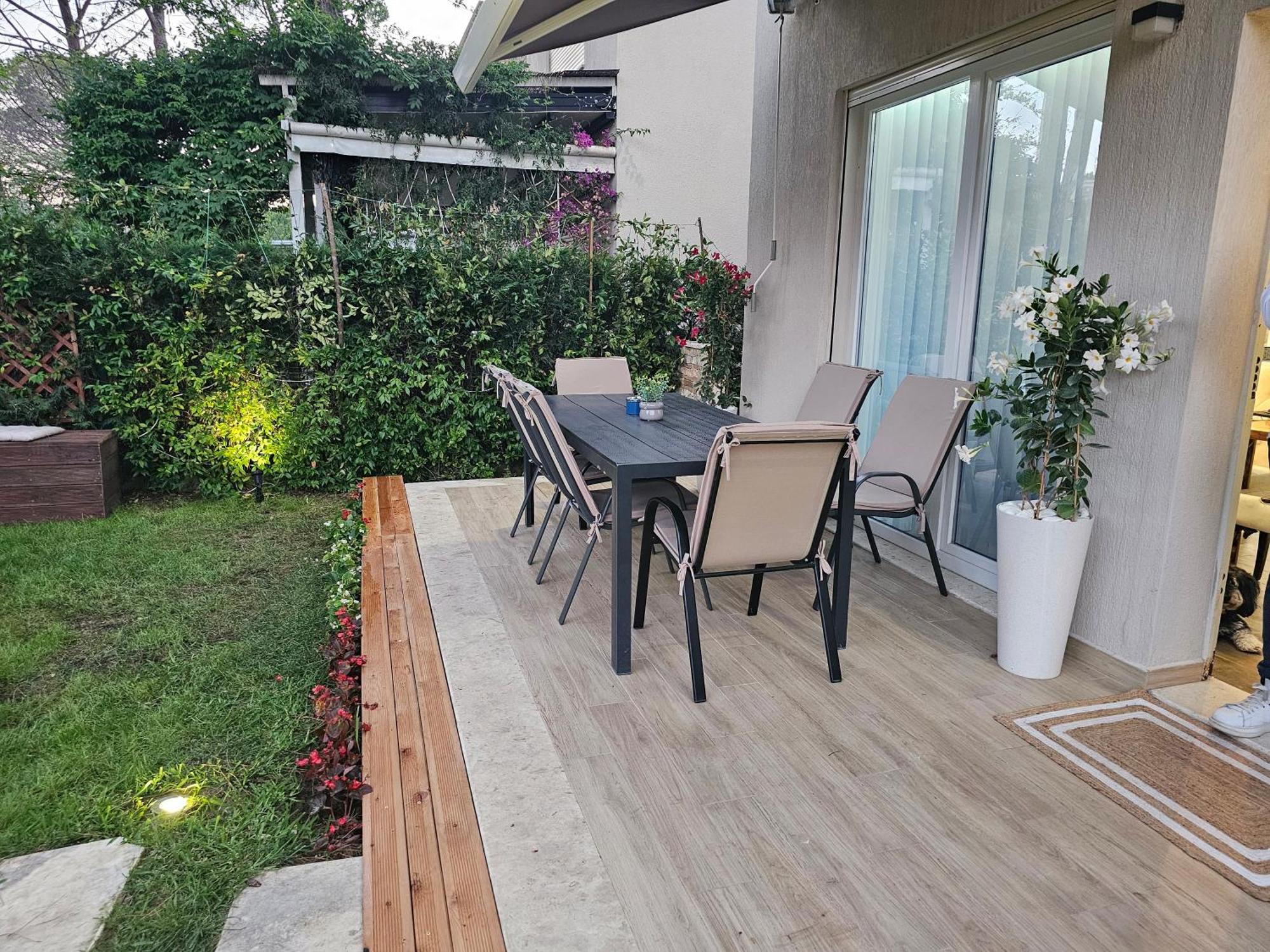 Gjiri Lalezit Swimming Pool Villa *